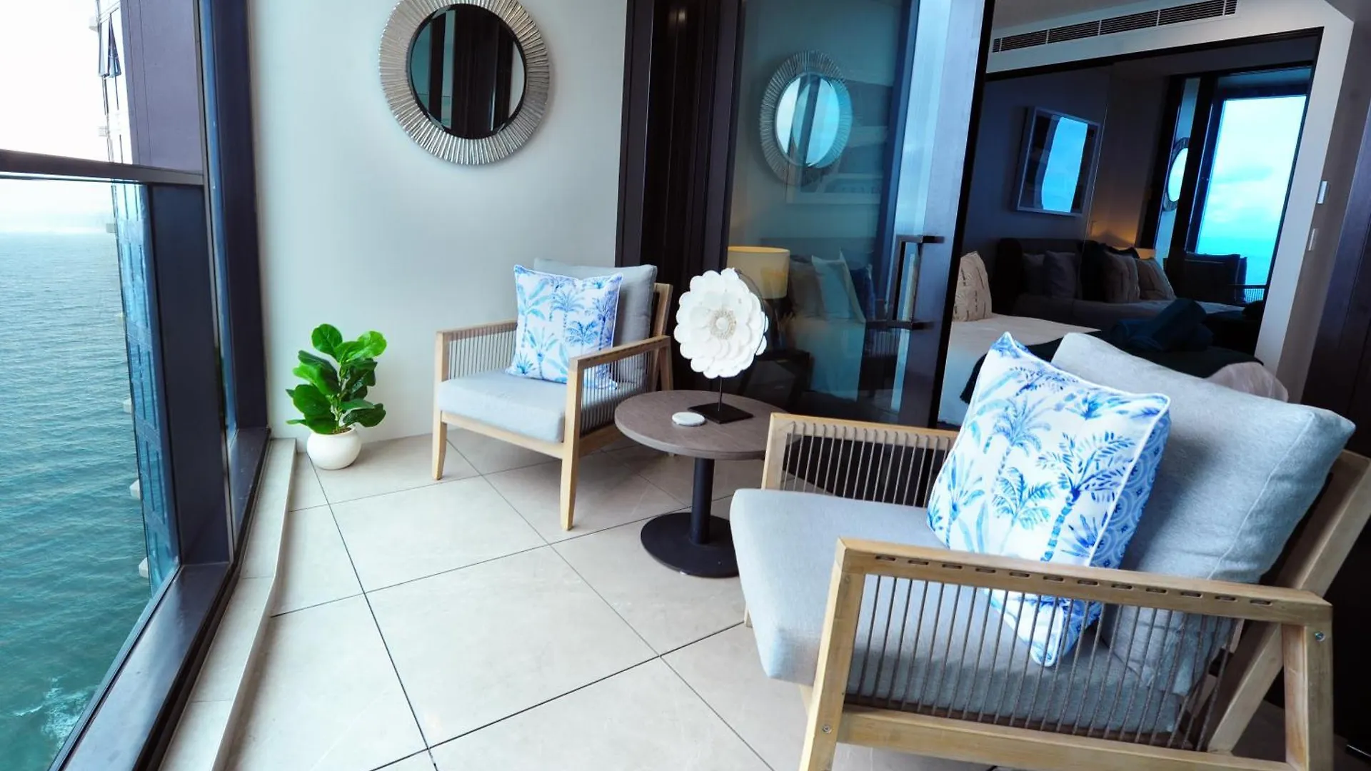 Surfers Beachside Luxury - Stunning Panoramic View Gold Coast Apartment