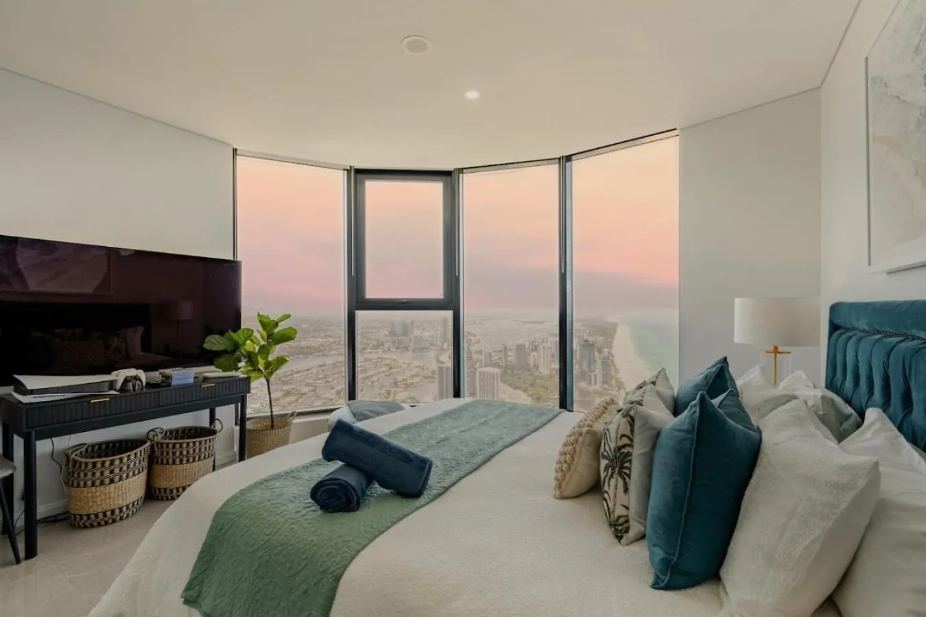 Apartment Surfers Beachside Luxury - Stunning Panoramic View Gold Coast Australia