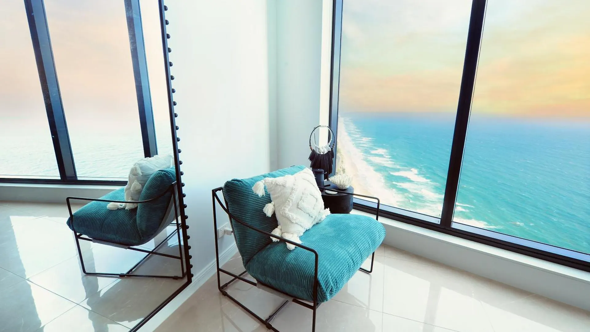 Surfers Beachside Luxury - Stunning Panoramic View Gold Coast Apartment