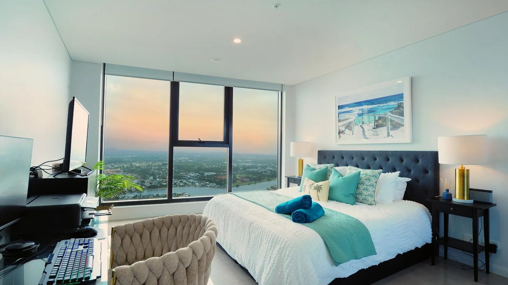 Surfers Beachside Luxury - Stunning Panoramic View Gold Coast Australia